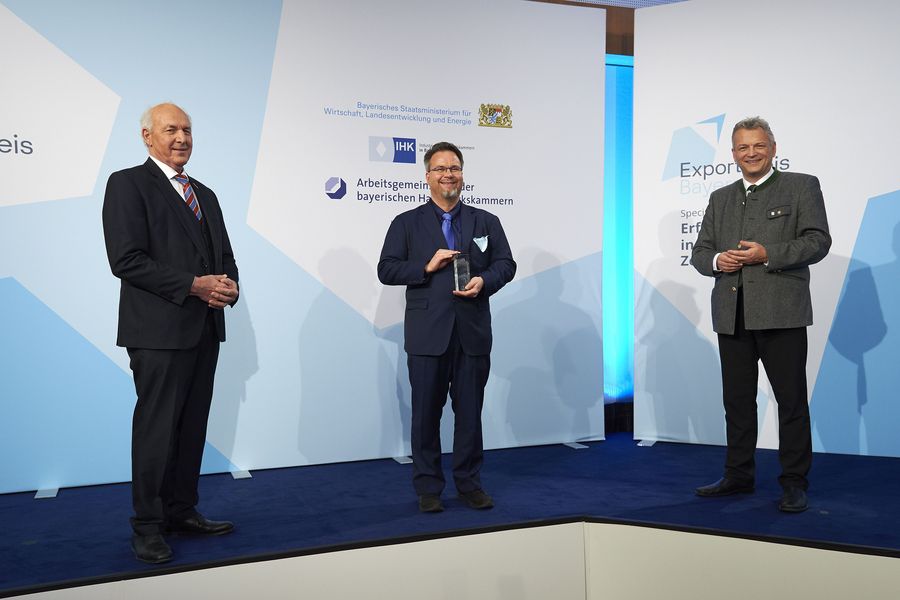 Dr. Thorsten Brandau (BRACE GmbH, Mitte) mit Roland Weigert (Staatssekretär im StMWi, rechts) und Dipl.-Ing. Franz Xaver Peteranderl (Präsident der Arbeitsgemeinschaft der bayerischen Handwerkskammern, links) Dr. Thorsten Brandau (BRACE GmbH, Mitte) mit Roland Weigert (Staatssekretär im StMWi, rechts) und Dipl.-Ing. Franz Xaver Peteranderl (Präsident der Arbeitsgemeinschaft der bayerischen Handwerkskammern, links)
