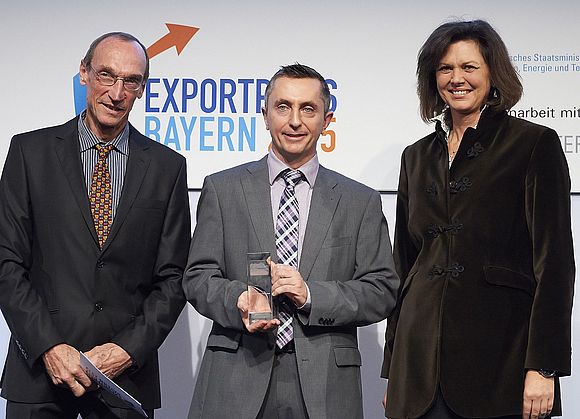 Von links nach rechts: Bernd Kullmann (Laudator), Stefan Kroll (Geschäftsführer Optima Pharmazeutische GmbH), Staatsministerin Aigner