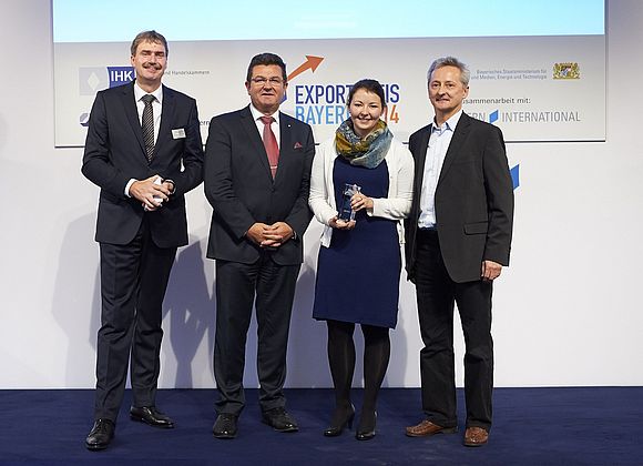 Peter Ottmann (Laudator) und Staatssekretär Pschierer mit Katharina Danner und Walter Danner (Snow Leopard Projects GmbH)